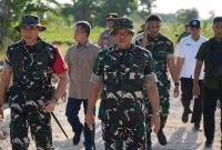 Danrem 084/Bhaskara Jaya Brigjen TNI Kohir tinjau pekerjaan jalan