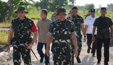 Danrem 084/Bhaskara Jaya Brigjen TNI Kohir tinjau pekerjaan jalan