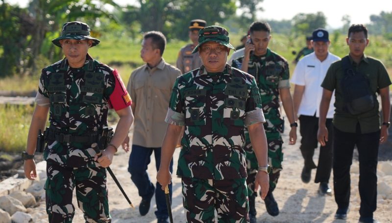 Danrem 084/Bhaskara Jaya Brigjen TNI Kohir tinjau pekerjaan jalan