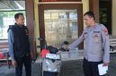 Kasi Humas Polres Pelabuhan Tanjung Perak Surabaya Iptu Suroto tunjukkan barang buktinya