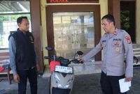 Kasi Humas Polres Pelabuhan Tanjung Perak Surabaya Iptu Suroto tunjukkan barang buktinya