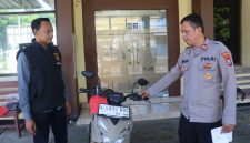 Kasi Humas Polres Pelabuhan Tanjung Perak Surabaya Iptu Suroto tunjukkan barang buktinya