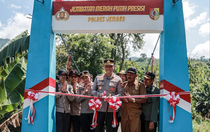 Kapolres Jember AKBP Bobby Adimas Condroputra resmikan Jembatan Merah Putih Presisi