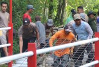 Polres Blitar Kota bersama warga bangun jembatan Merah Putih Presisi akses 2 Desa