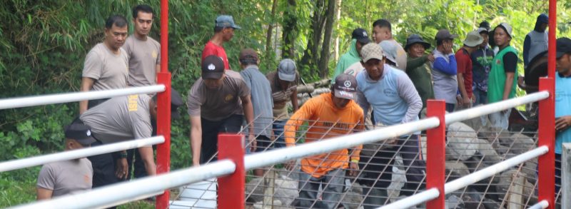 Polres Blitar Kota bersama warga bangun jembatan Merah Putih Presisi akses 2 Desa