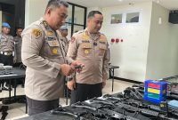 Kapolres Gresik AKBP Ramadhan Nasution dampingi AKBP Toni Sarjaka cek senpi