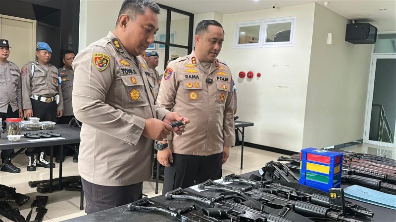 Kapolres Gresik AKBP Ramadhan Nasution dampingi AKBP Toni Sarjaka cek senpi