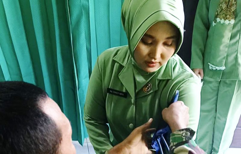 ‎Persit KCK saat cek KB gratis TMMD ke-128 Gresik