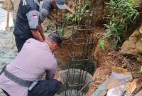 Polres Trenggalek bareng warga bangun jembatan Merah Putih Presisi