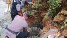 Polres Trenggalek bareng warga bangun jembatan Merah Putih Presisi