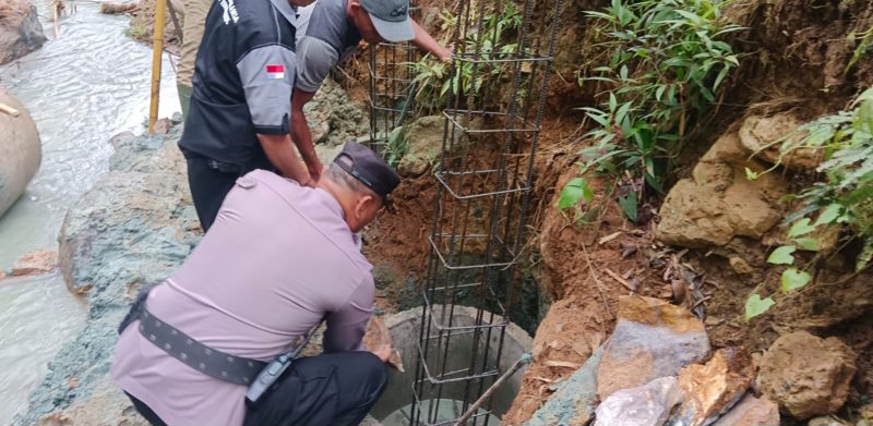 Polres Trenggalek bareng warga bangun jembatan Merah Putih Presisi