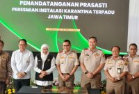 Penandatanganan prasasti Instalasi Karantina Terpadu Jawa Timur