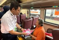 KAI Daop 8 Surabaya bagikan Gift