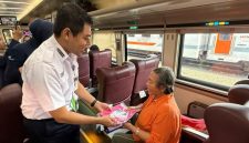 KAI Daop 8 Surabaya bagikan Gift