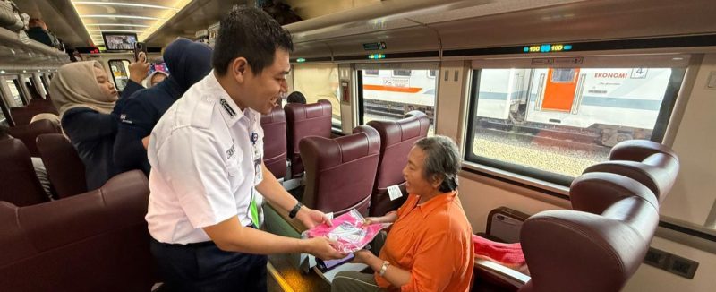KAI Daop 8 Surabaya bagikan Gift