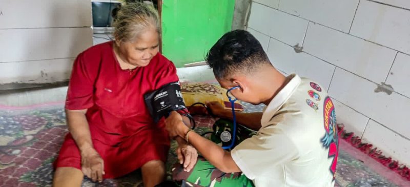 ‎Prajurit TNI AD Yonif 500 Sikatan cek kesehatan Bu Warni