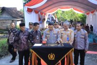 Kapolres Madiun AKBP Kemas Indra Natanegara resmikan jembatan Merah Putih Presisi