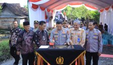 Kapolres Madiun AKBP Kemas Indra Natanegara resmikan jembatan Merah Putih Presisi