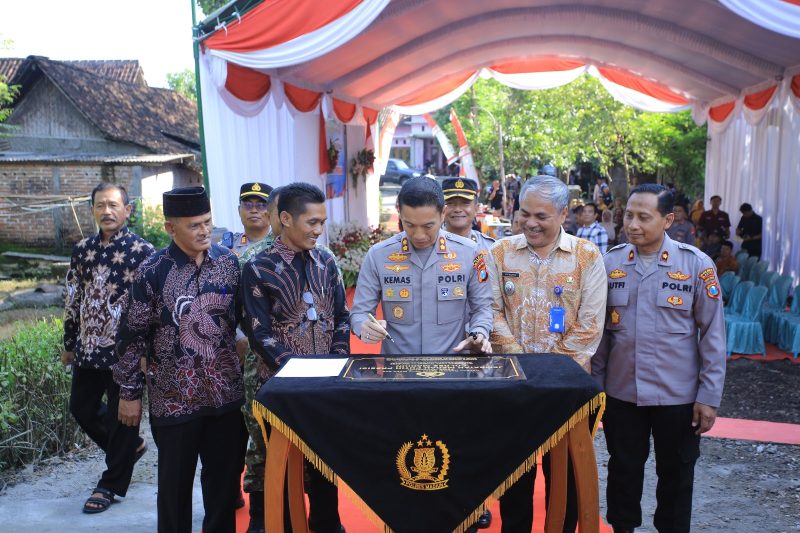 Kapolres Madiun AKBP Kemas Indra Natanegara resmikan jembatan Merah Putih Presisi