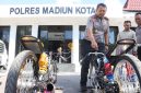 Kapolres Madiun Kota AKBP Wiwin Junianto Supriyadi tunjukkan motor balap liar