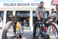 Kapolres Madiun Kota AKBP Wiwin Junianto Supriyadi tunjukkan motor balap liar