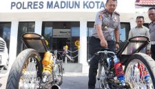 Kapolres Madiun Kota AKBP Wiwin Junianto Supriyadi tunjukkan motor balap liar
