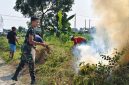 Satgas TMMD dan karang taruna saat bersih-bersih Dusun Slempit