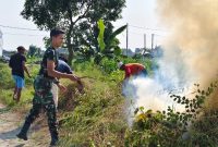 Satgas TMMD dan karang taruna saat bersih-bersih Dusun Slempit