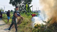 Satgas TMMD dan karang taruna saat bersih-bersih Dusun Slempit