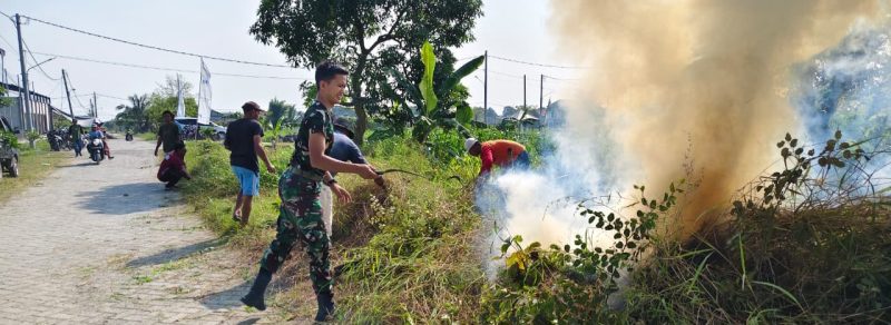 Satgas TMMD dan karang taruna saat bersih-bersih Dusun Slempit