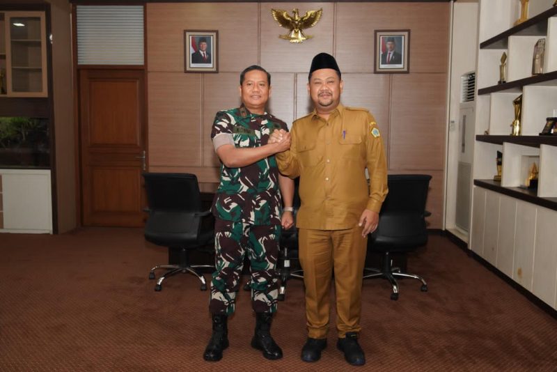 Danrem 084/BJ Brigjen TNI Kohir bersama Bupati Gresik Fandi Akhmad Yani