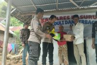 Kapolres Pasuruan AKBP Harto Agung Cahyono salurkan bansos ke warga
