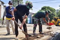 ‎Prajurit TNI selesaikan pengaspalan jalan Desa Slempit