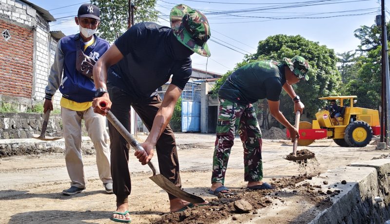 ‎Prajurit TNI selesaikan pengaspalan jalan Desa Slempit