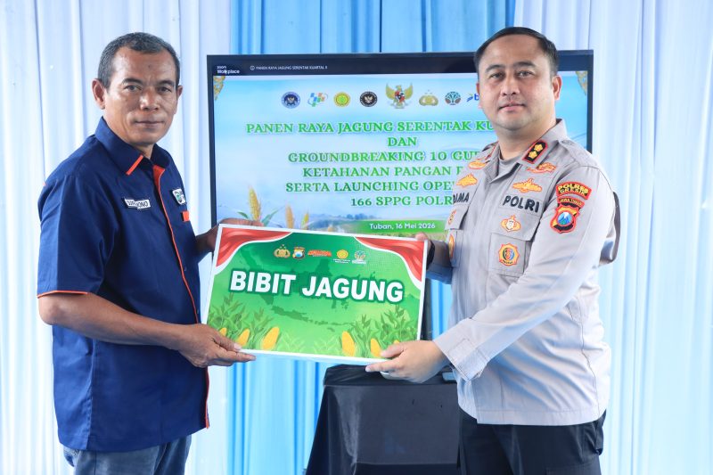 Kapolres Gresik AKBP Ramadhan Nasution salurkan bantuan untuk petani
