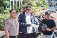 Kapolres Gresik AKBP Ramadhan Nasution dan Kasatreskrim AKP Arya Widjaya kembalikan motor milik korban curanmor