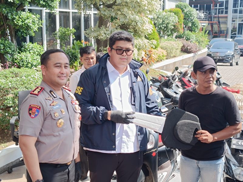 Kapolres Gresik AKBP Ramadhan Nasution dan Kasatreskrim AKP Arya Widjaya kembalikan motor milik korban curanmor