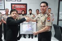 Lemkapi beri penghargaan Kabid Humas Polda Jatim Kombespol Jules Abraham Abast