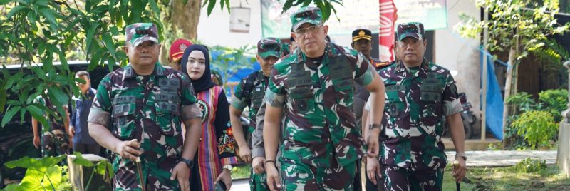 Danrem 084/Bhaskara Jaya Brigjen TNI Kohir Dampingi Pangdam V/Brawijaya Mayjen TNI Rudy Saladin