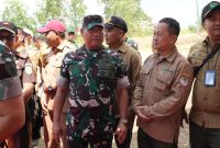 Danrem 084/Bhaskara Jaya Brigjen TNI Kohir saat cek lokasi Yonif TP di Sampang