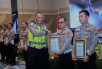 Dirlantas Polda Jatim Kombespol Iwan Saktiadi berikan penghargaan juara 1 ke Satlantas Polres Gresik