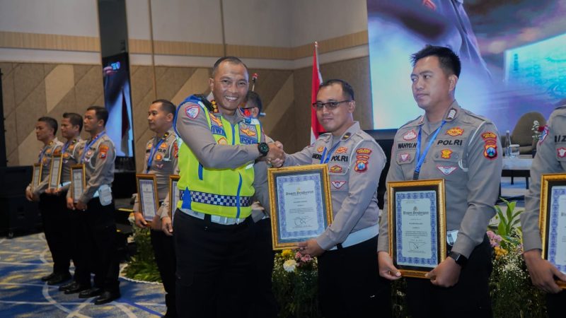 Dirlantas Polda Jatim Kombespol Iwan Saktiadi berikan penghargaan juara 1 ke Satlantas Polres Gresik