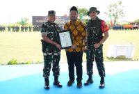 Danrem 084/Bhaskara Jaya Brigjen TNI Kohir bersama Bupati Gresik Fandi Akhmad Yani dan didampingi Dandim 0817 Gresik Letkol Inf. Fadly Subur Karamaha