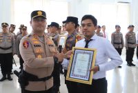 Kapolres Gresik AKBP Ramadhan Nasution beri penghargaan anggota berprestasi