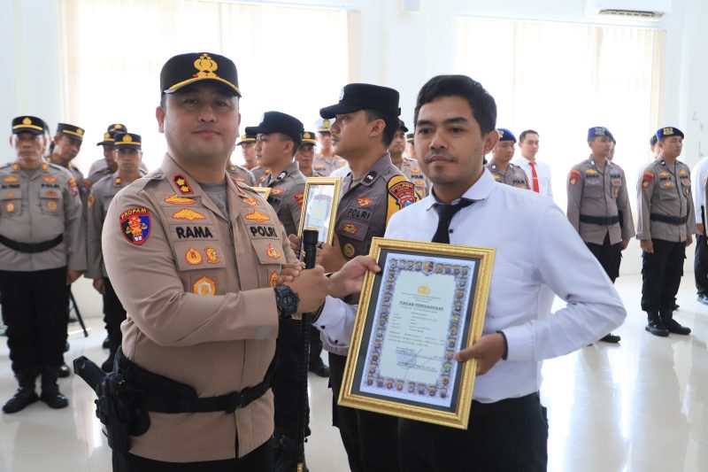 Kapolres Gresik AKBP Ramadhan Nasution beri penghargaan anggota berprestasi