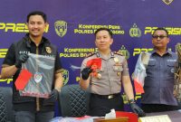 Kasatreskrim Polres Bojonegoro AKP Cipto Dwi Leksana dampingi Kapolres Bojonegoro AKBP Afrian Satya Permadi