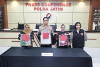 Dirres PPA PPO Polda Jatim Kombespol Ganis Setyaningrum didampingi Kabid Humas Polda Jatim Kombespol Jules Abraham Abast ungkap kasus kekerasan seksual