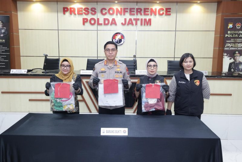 Dirres PPA PPO Polda Jatim Kombespol Ganis Setyaningrum didampingi Kabid Humas Polda Jatim Kombespol Jules Abraham Abast ungkap kasus kekerasan seksual