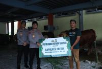 Kapolres Gresik AKBP Ramadhan Nasution salurkan hewan Qurban