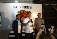 Kasatreskrim Polres Pelabuhan Tanjung Perak Surabaya AKP M. Prasetyo didampingi kasi humas Iptu Suroto